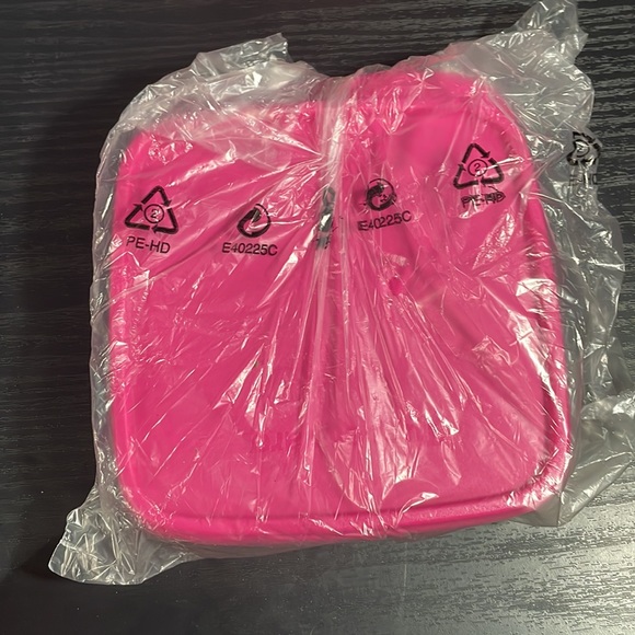 Divided container with leak proof seal - Picture 9 of 10